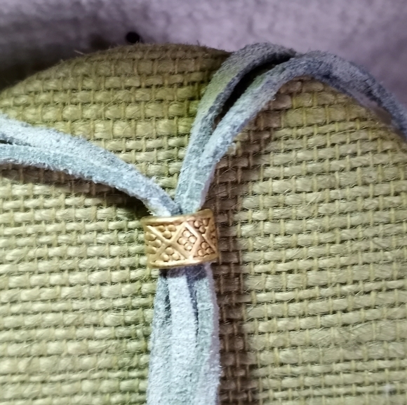 Grey leather cord decorative goldtone pendants and beads necklace - Picture 4 of 6